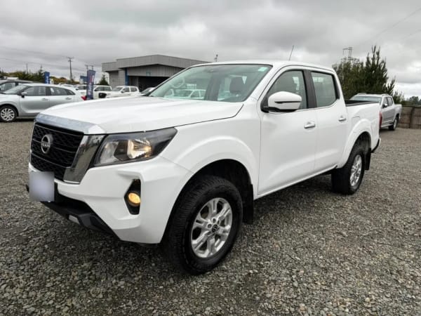 Nissan Navara D Cab Mt Xe 4x4 2.3 año 2023 Nissan Navara D Cab Mt Xe 4x4 2.3 año 2023