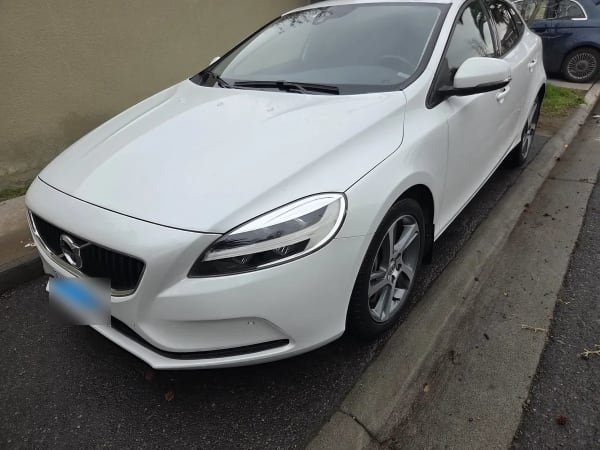 VOLVO V40 2.0 T4 Momentum Plus At año 2020 VOLVO V40 2.0 T4 Momentum Plus At año 2020