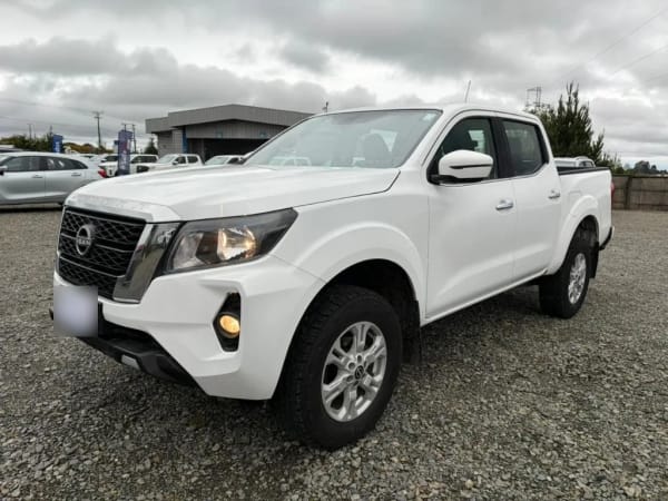 Nissan Navara D Cab Mt 4x4 2.3 año 2023 Nissan Navara D Cab Mt 4x4 2.3 año 2023